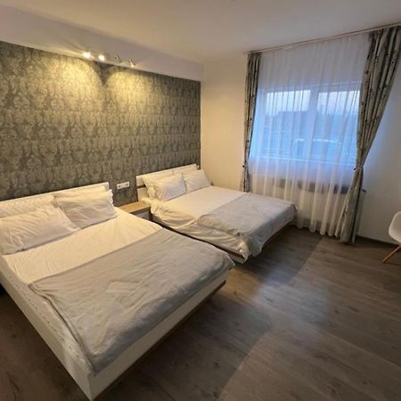 1-Beadroom Apartment With Free Parking Турда Экстерьер фото
